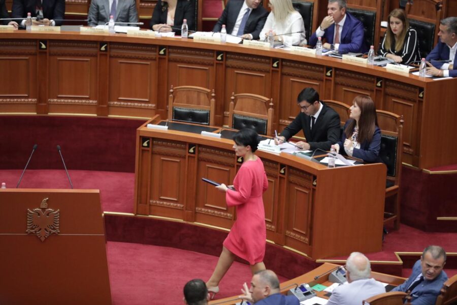 Ramën e zë koka pas diskutimit me Gjiknurin, Ahmetaj i habit të gjithë me veprimin e tij
