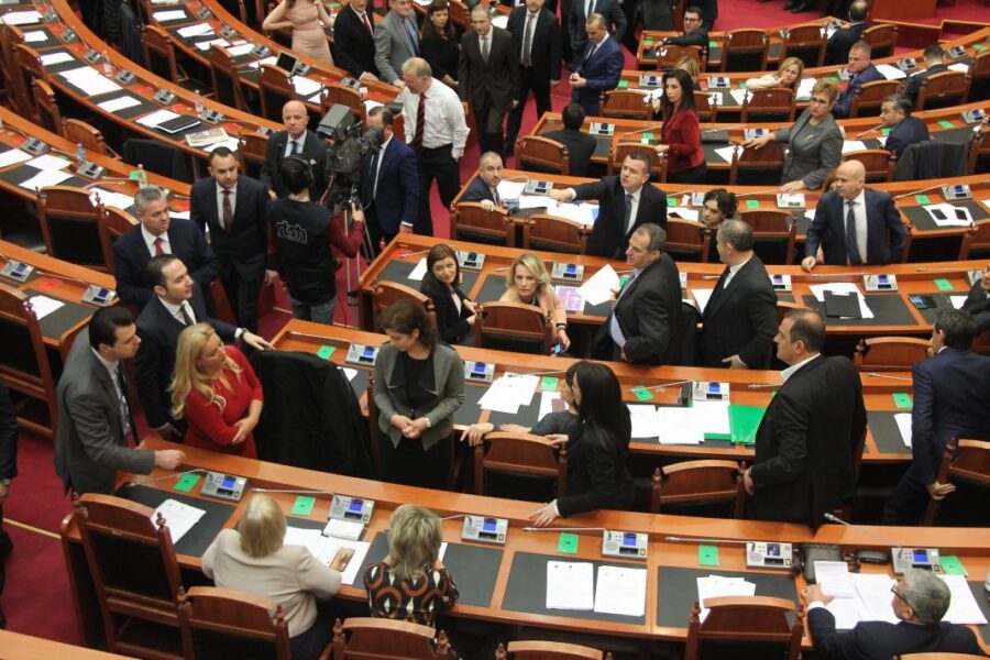 Nisin “hallet” për deputetët, çfarë mund të ndodhë me rrogat e tyre në fund të muajit