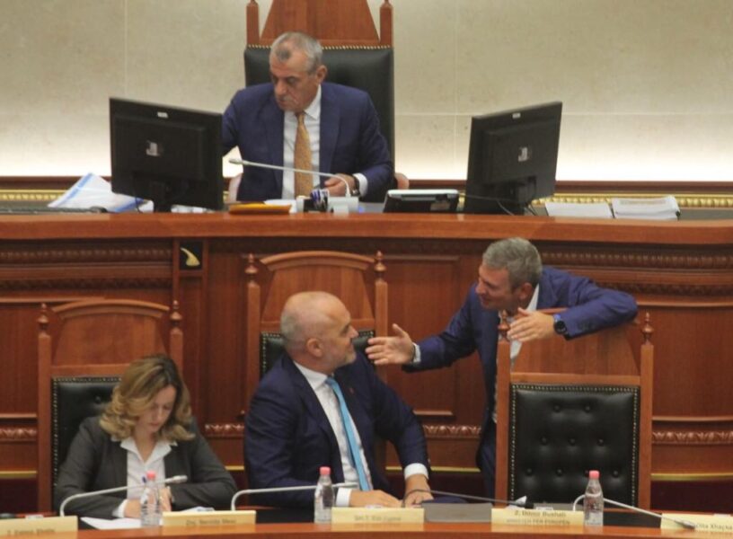 Mungon opozita, ministra e deputetë të relaksuar në Kuvend, Rama ia kërcët muhabetit me… (FOTO)