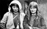 Ilir Ikonomi Këto dy motra të varfra kishin ecur 40 kilometra nga një fshat malor për të arritur në Tiranë. Vajza në të majtë vuante nga një infeksion i rëndë në sy dhe, për të shpëtuar nga verbimi i plotë, kishte nevojë për një ilaç që shpërndahej nga farmacia e Kryqit të Kuq Amerikan në Tiranë. Motrat kishin sjellë me vete dy pula dhe gjashtë vezë për t’ia dhënë mjekut amerikan. Kur ai iu tha se ilaçi ishte falas, ato refuzuan dhe nuk donin të largoheshin pa lënë pulat dhe vezët që kishin sjellë. Një histori që flet shumë për…