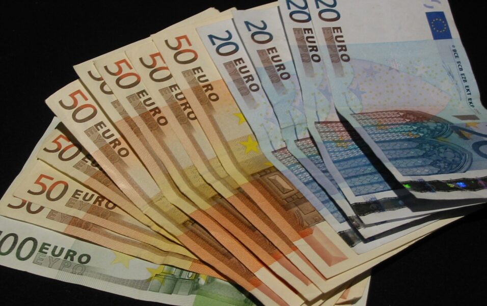 Ikin emigrantët, euro kap nivelin më të lartë në 3 muaj, ja me sa këmbehet