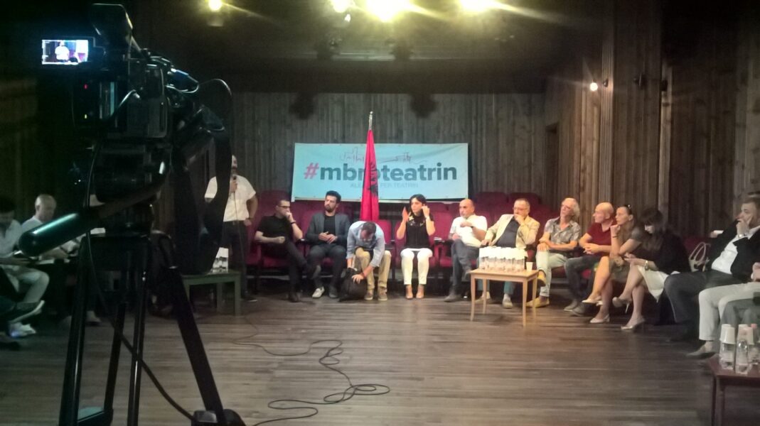 Teatri/ Sherr mes artistëve e deputetëve: Jeni të paguar. Vokshi: S’jam pjesë e opozitës së paguar