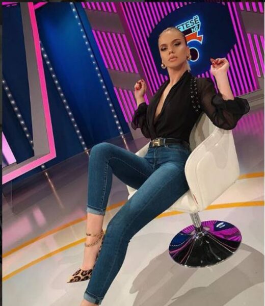 ‘Se kuptoj pse të ftojnë ty në studio kur di të hapësh vetëm këmbët’,Kejvina ja kthen me ofendim komentuesit
