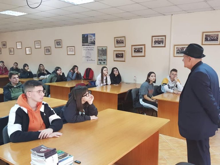 Të rinjtë njihen me të kaluarën komuniste përmes aktivitetit “Kujtojmë për të mos harruar”