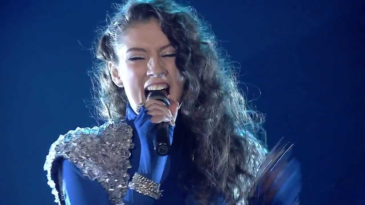 Këngëtarja shqiptare ‘shp ërthen’ ndaj kolegeve: ‘Boll na hapët barkun me firmën e mbathjeve dhe shapkave me gisht që vishni po hapni rylin e fytit e këndoni po keni…’