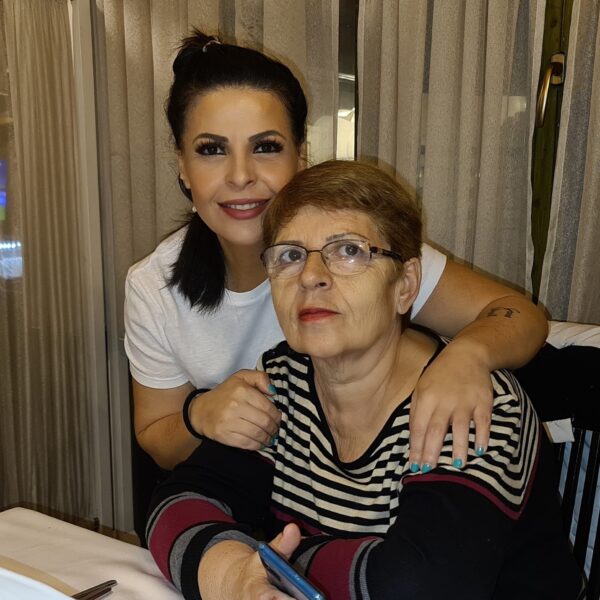 Këngëtarja e mirënjohur Aurela Gace dedikim për nënën në ditëlindjen e saj: ‘Jetofsh e gëzofsh sa më gjatë me ne.Jam krenare që jam rritur nga ti’