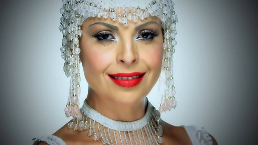 ‘Ylberon jehon e këngës,Aurela skenat tund/Kurdisur telat e zemrës,në vendlindjen Llakatund’/ Vargje nga Tomorr Lelo kushtuar divës Aurela Gace