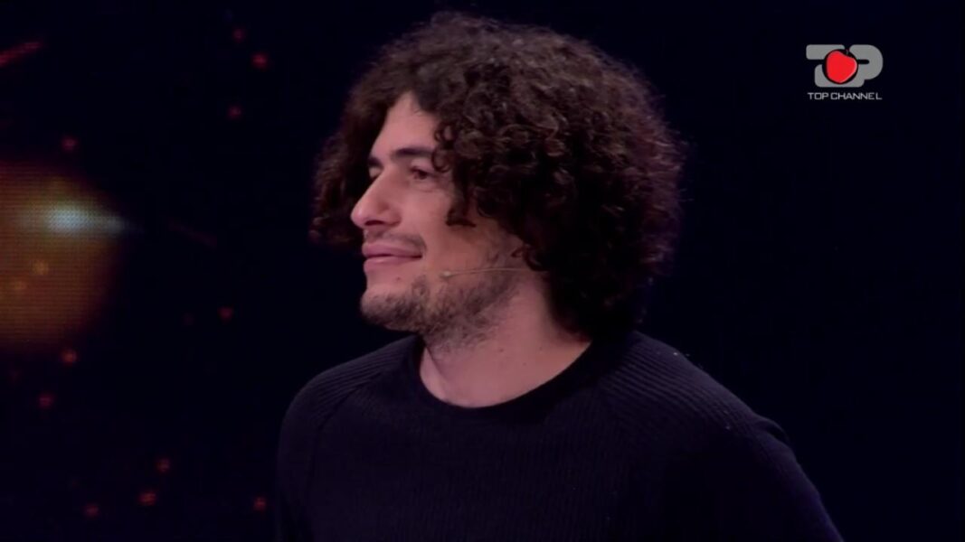 ‘Më thanë që do dalësh në televizor dhe do gjesh nuse’/ Djali i ri në Për’puthen jeton në shpellë dhe udhëton nëpër botë pa para