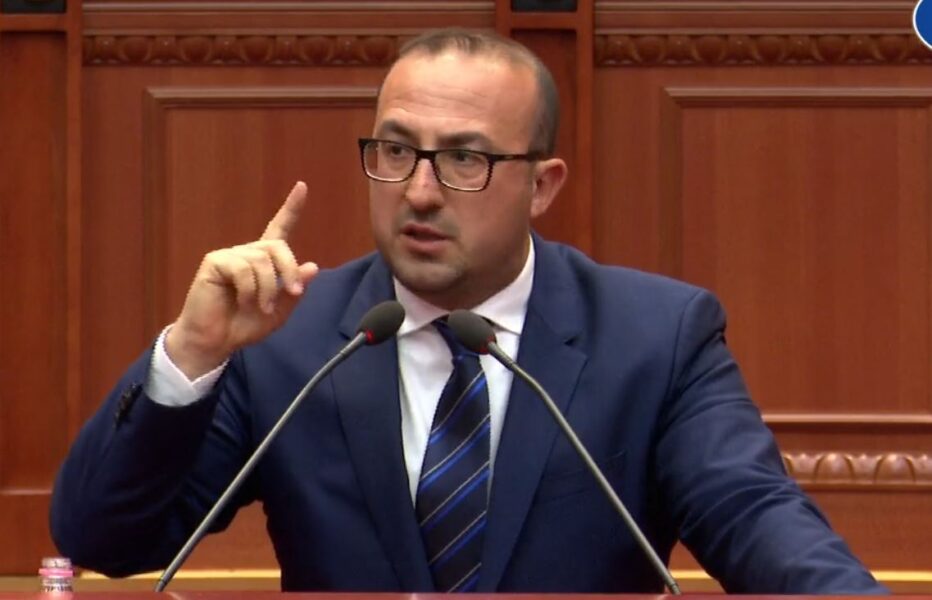 G odet sërish deputeti Korreshi: ‘Shkollat për ibret, nga jashtë me bojë pink, brenda pa të mbathura!Studentët ngordhin së ftohti, s’kanë lekë as për një sufllaqe’