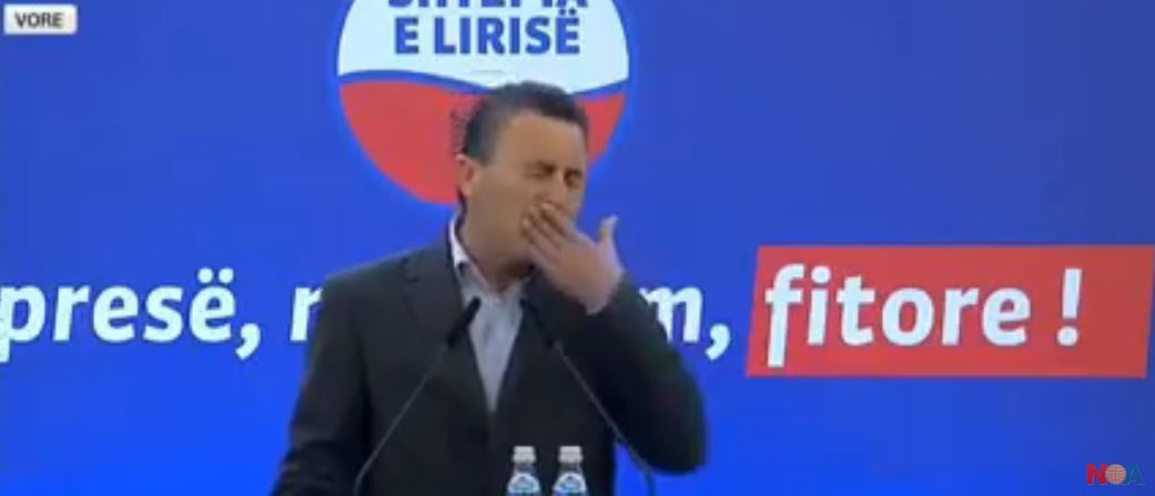 Nisin ‘perlat’ e fushatave/ Demokrati i Berishës bën ‘gafën’ e madhe, fton të pranishmit që të votojnë Lulzim Bashën