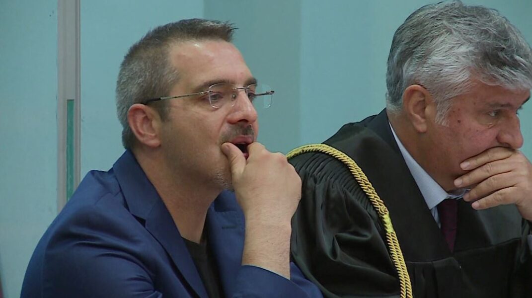 Ish-Ministri Tahiri takohet me familjarët e tij para transferimit në bu rgun e Rrogozhinës