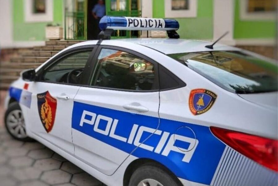 I de hur, përpl asi disa makina, arr estohet nënko misari i po licisë në Vlorë