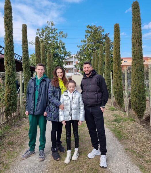 Familja e parë ukrainase strehohet në Tiranë: ‘I ikën tm errit të lu ftës’