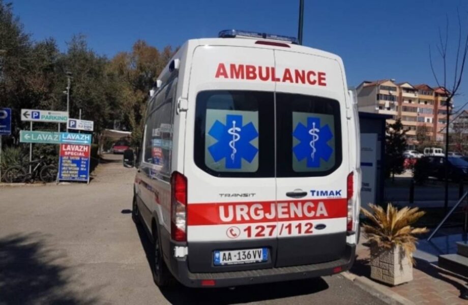 Lajm i fundit/ 50-vjeçari b ie nga lartësia gjatë punës, dërgohet me urgjencë në spital
