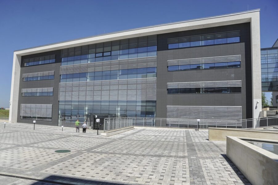 ‘P las’ gr ushti mes dy zyrtarëve të gjy katës, njëri prej tyre mbahet në parabu rgim