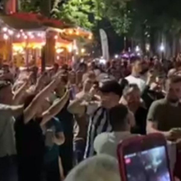 Përp lasje dhe festë, tifozët holandezë kërcejnë valle shqiptare!