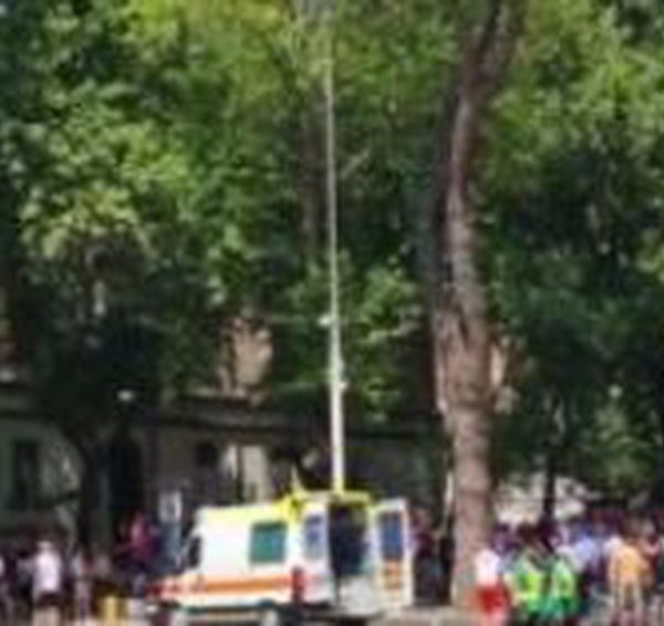 Çfarë i ndodh tifozit shqiptar? Ambulanca shkon me urgjencë në Bulevard