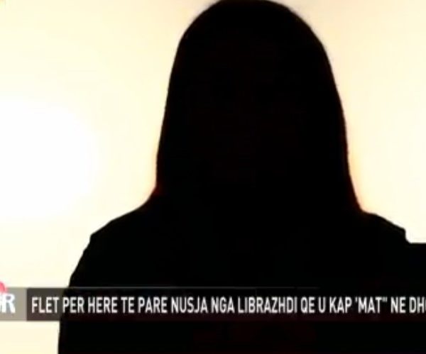 Flet për herë të parë në media 20-vjeçarja e cila u filmua nga vjehrri dhe vjehrra në shtrat me të dashurin