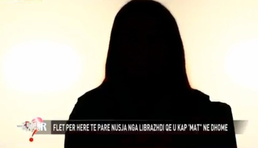 Flet për herë të parë në media 20-vjeçarja e cila u filmua nga vjehrri dhe vjehrra në shtrat me të dashurin