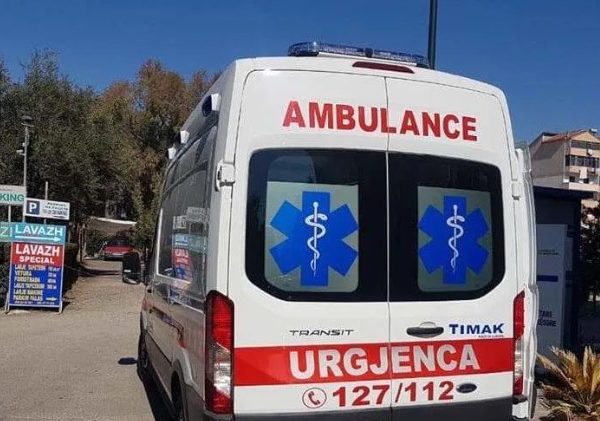 Ngjarje e rëndë në vend/ Po punonte në tarracën e banesës, 65-vjeçari rrë zohet dhe hu mb jetën