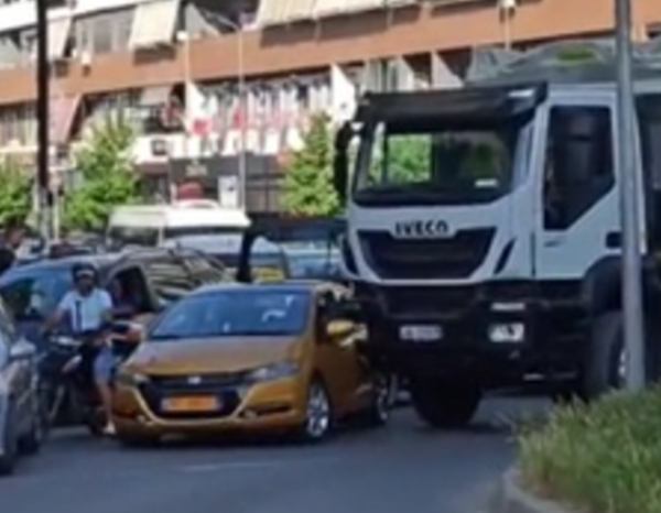 Lajm i fundit/ Ak sident , kamioni përpl aset me taksinë