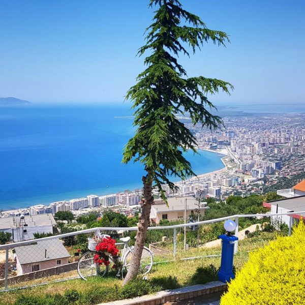 ‘Vijnë në Vlorë dhe duan shërbim me pesë yje por duan të paguajnë si në supermarket; duan peshk deti por ta paguajnë me cmim rezervati; duan Vlorën por nuk duan vlonjatët se e kanë dialektin e rëndë…’