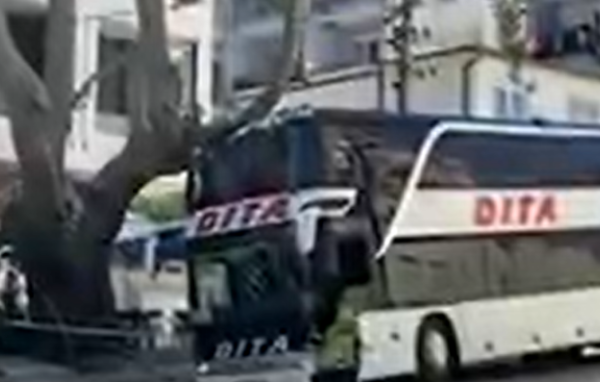 Vlorë, autobusi me 80 turistë përpl aset me pemën￼