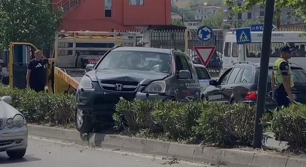Ak sident në rrugën Fier-Patos, makina me targa greke hyn kundravajtje