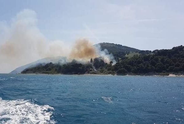 Z jarri në ishullin e Sazanit, përkeqësohet situata, rr ezik nga mu nicionet e pa shp ërthyera