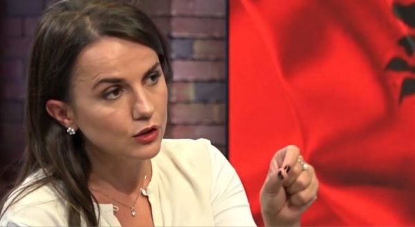 Rudina Hajdari ‘zhv ishet’ nga kostumi i politikës, publikon foton me bikini