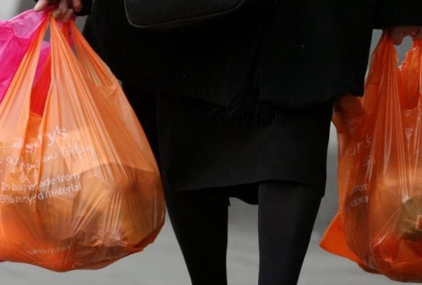 Marketet dhe qytetarët e kanë të ndaluar përdorimin e qeseve plastike nga sot, ja gjobat që rre zikojnë të marrin