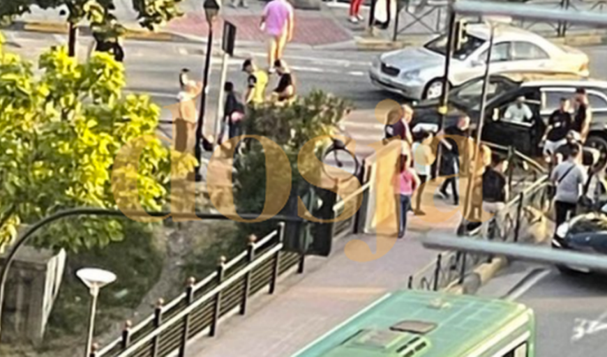 Furistrada ‘fluturon’ në ajër këmbësorin tek vizat e bardha