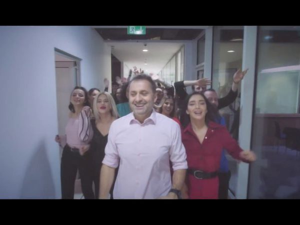 Prezantuesja e Top Channel përballet me një moment të sikletshëm, ja çfarë i ndodhi gjatë emisionit