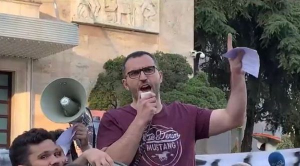 Aktivisti reagon ashpër ndaj mazhorancës: ‘Duhet të futen në b urg të gjithë’