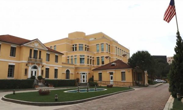 Çfarë pritet të ndodhë në orët në vijim? Ambasada amerikane në Tiranë del me thirrjen urgjente