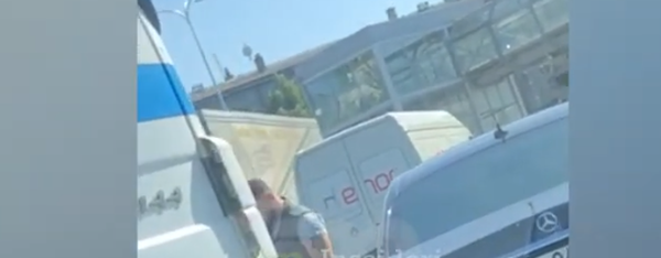 Ak sidentohet këngëtari i njohur shqiptar, përp laset me kamionin