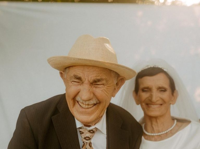Dasmë në 65-vjetorin e martesës/ Fotot e gjyshërve shqiptarë si dhëndër e nuse po bëjnë namin në rrjetet sociale (foto)