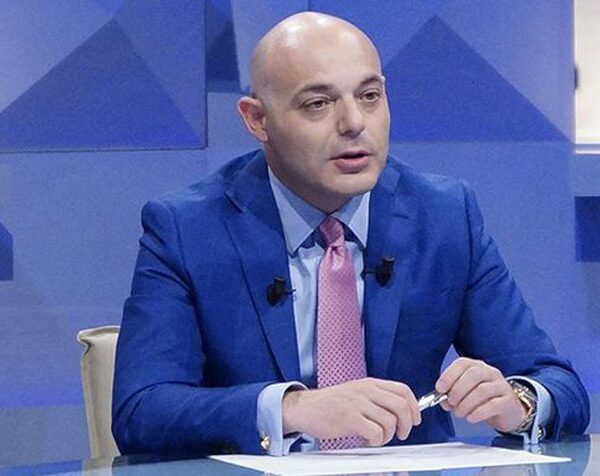 Blendi Fevziu përballet me të papriturën në mes të rrugës Vlorë-Orikum: ‘Nuk ka ndryshim nga një vr asës’