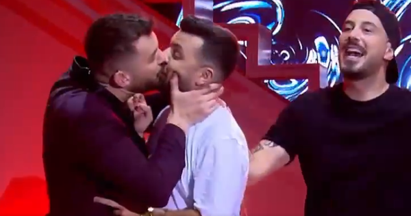 Olsi Bylyku dhe Romeo Veshaj shkëmbejnë puthjen ‘pasionante’ në buzë