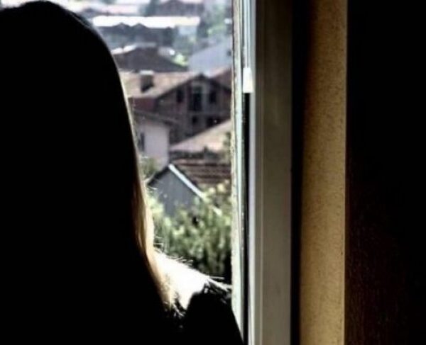 Rr ëfimi tr onditës i 43-vjeçares: ‘Burri u ka lënë porosi nga bu rgu gjithë fshatit…’