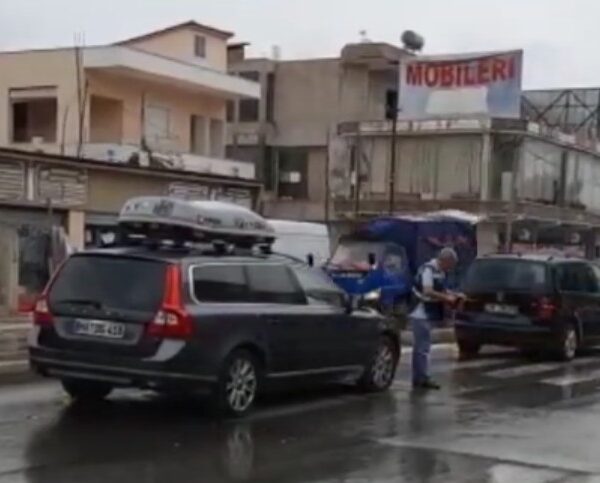 Minoreni i merr fshehurazi makinën xhaxhait, përp las gruan te vijat e bardha