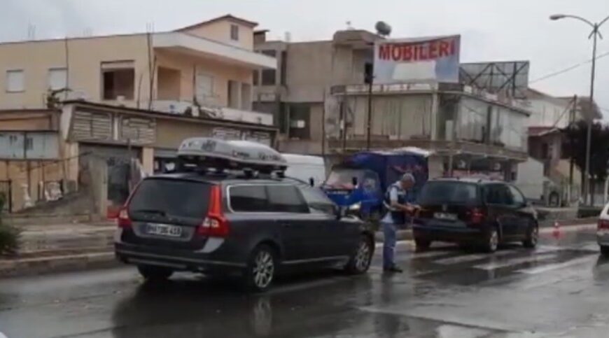 Minoreni i merr fshehurazi makinën xhaxhait, përp las gruan te vijat e bardha