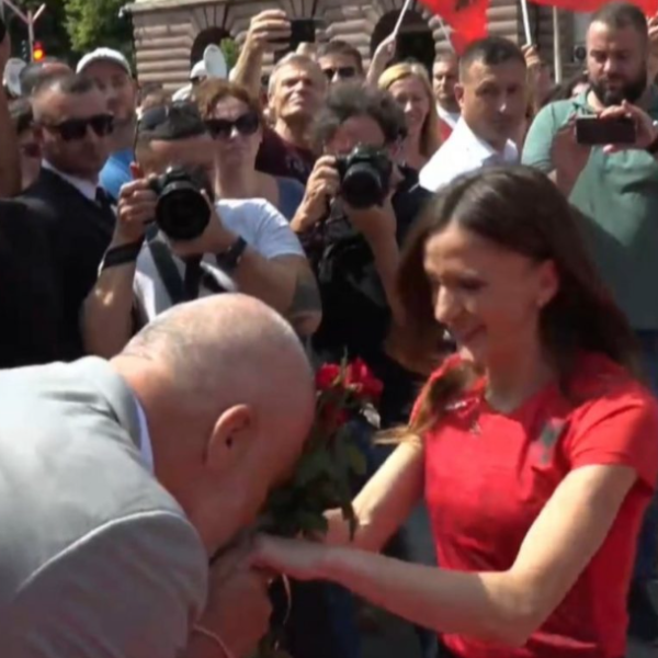 kryeministri Rama pret në Kryeministri Luiza Gegën, momenti kur i puth duart atletes kampione (foto)
