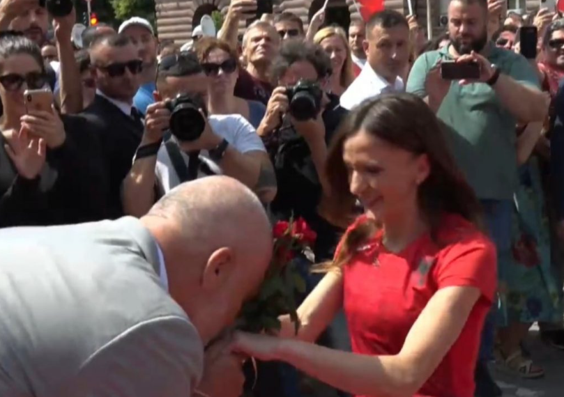 kryeministri Rama pret në Kryeministri Luiza Gegën, momenti kur i puth duart atletes kampione (foto)