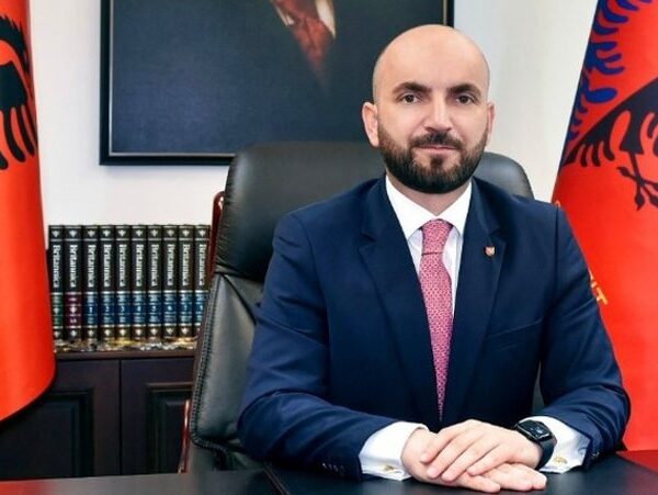 Dorëheqja e papritur e Gledis Nanos, ish-ministri i Drejtësisë h edh dy shimet e forta: Kush e shkarkoi Drejtorin e Po licisë së Shtetit