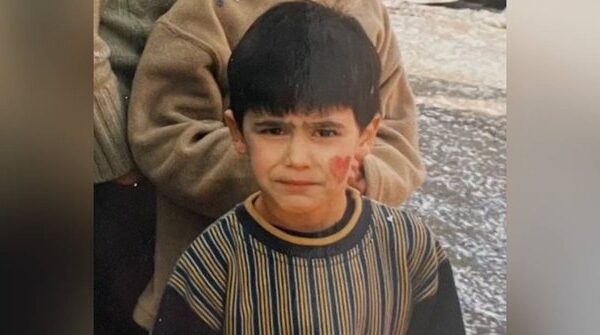 A e njihni këngëtarin në foto? Sot është një ndër emrat më të njohur të muzikës shqiptare