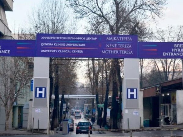 E rëndë/ 16 vjeçarja hi dhet nga dritarja e klinikës ‘Nënë Tereza’