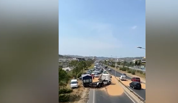 Autostrada Tiranë-Durrës mbushet gjithë grurë/ Çfarë ndodhi?