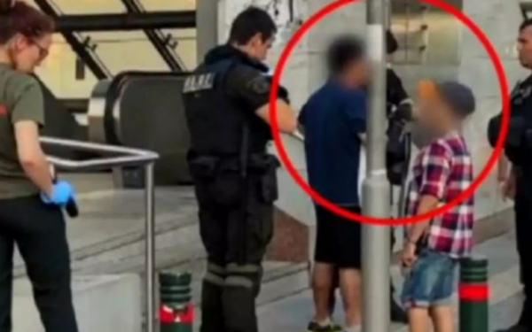Gr abitësit në Athinë rr ëmbejnë foshnjën 8 muajshe kur nëna shqiptare hyri në tualet