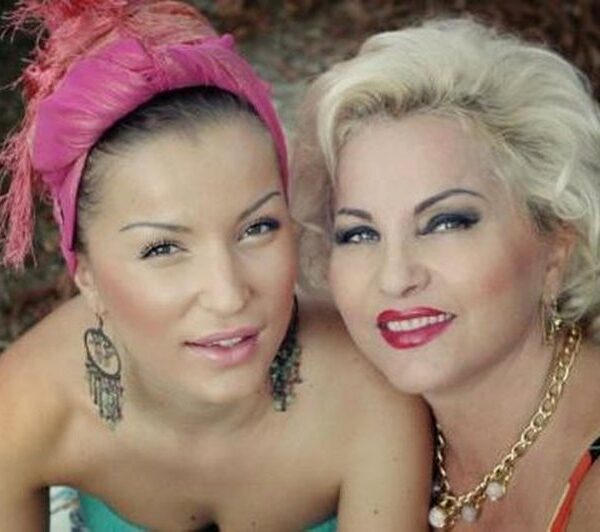 Roza Lati i bën urimin emocionues nënës, Rita Latit dhe i nxjerr sekretin: ‘S’të beson njeri që mbush kaq vjeç sot’